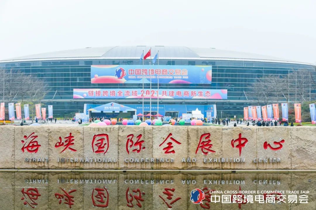 ¡Hoy se inauguró la primera Feria de Comercio Transfronterizo y el stand de YDH estaba repleto de visitantes!