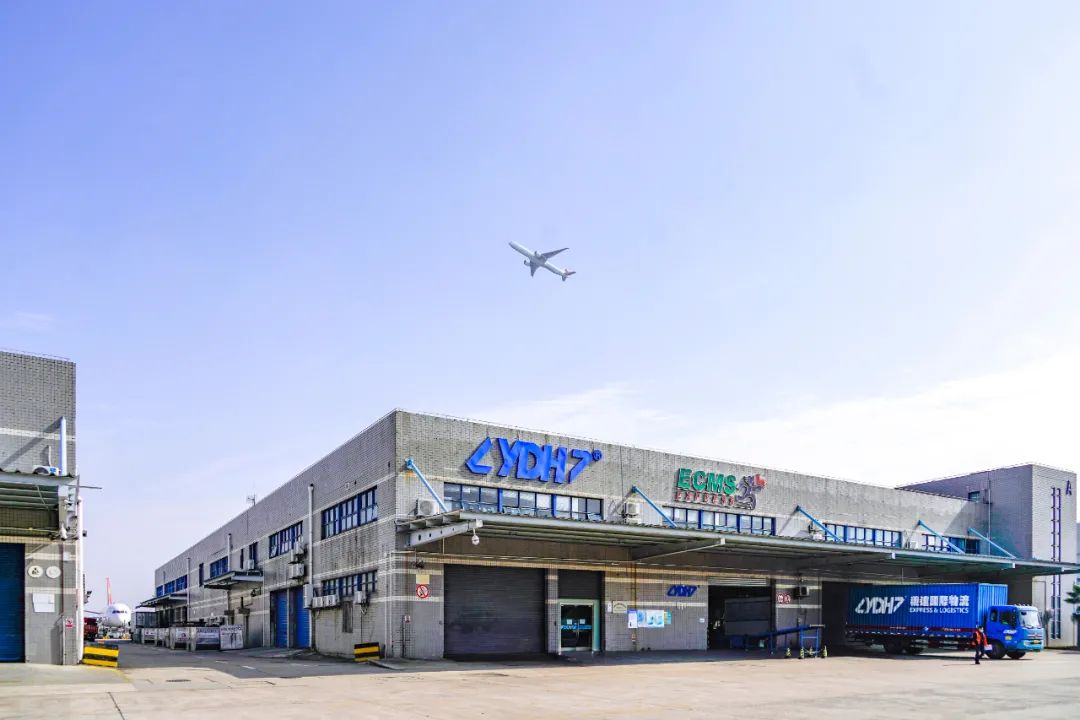 La televisión de Shanghai informa sobre el envío de mercancías de comercio electrónico transfronterizo durante el "Black Friday".